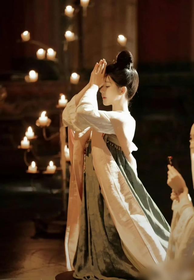 赵露思生病谜团：《珠帘玉幕》失利是主因吗？