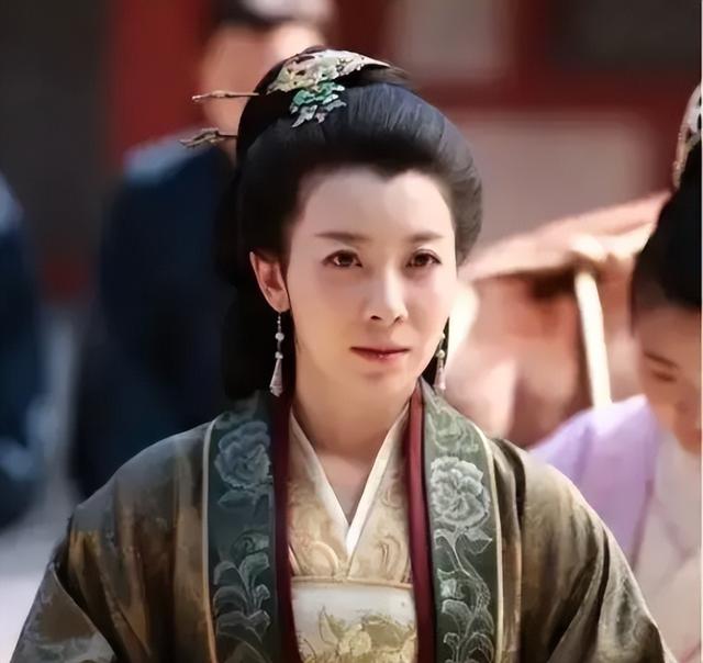 炸窝了!曝73岁刘晓庆有多个男友,聊天记录流出,牵扯明星张棪琰