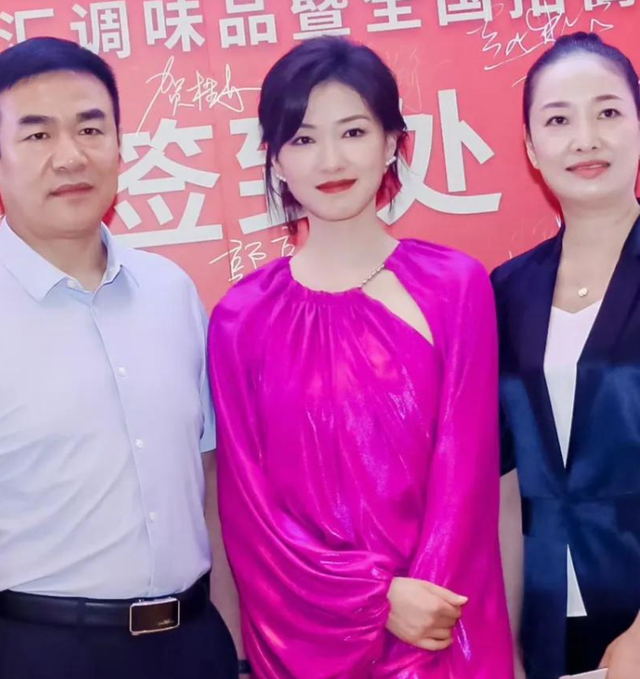 万茜双汇代言活动，美腿太诱人了