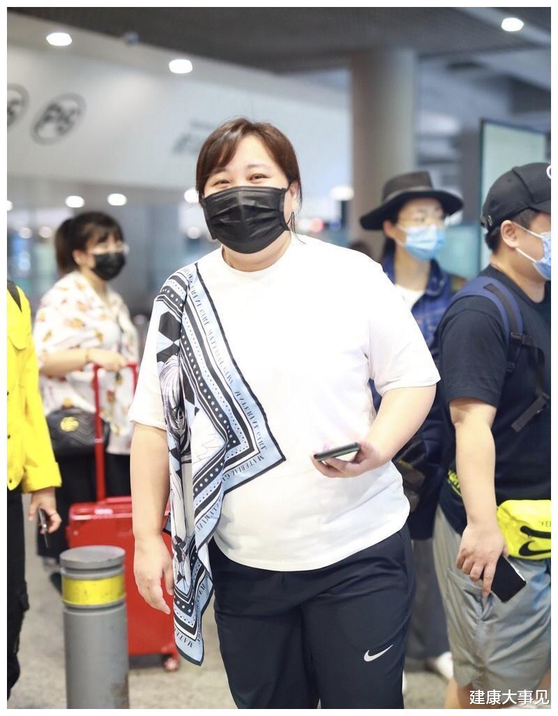 贾玲最新机场路透图来了,身材略微浮肿,包袱变重,太让人心疼!