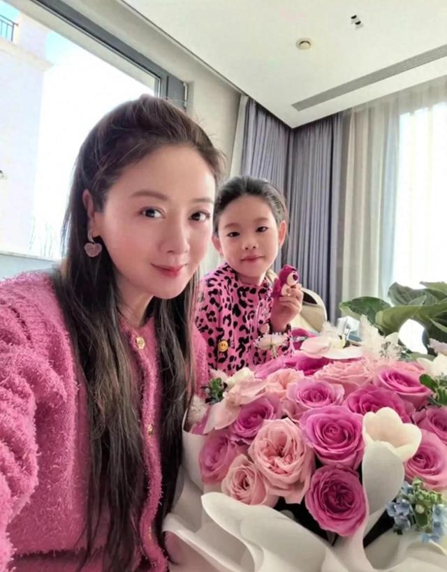 44岁小李琳情人节秀恩爱,老公经超送了粉色玫瑰和爱心蛋糕好幸福