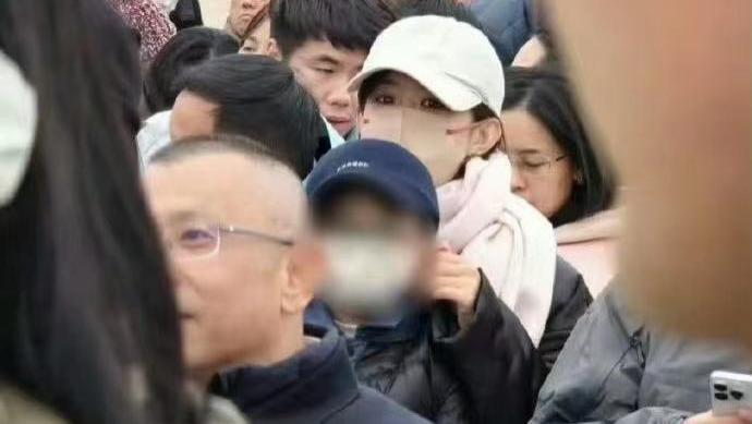 赵丽颖带儿子剧组探班，不忘给儿子戴好帽子，担心被冻着