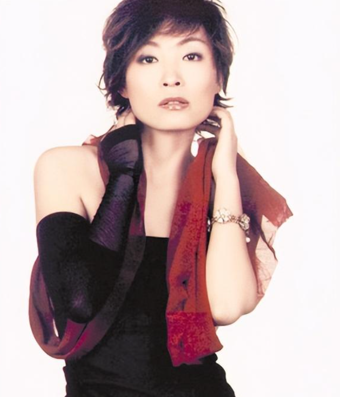 原来她早已去世!23岁爆红,第一个在鸟巢开演唱会,39岁跳楼自杀