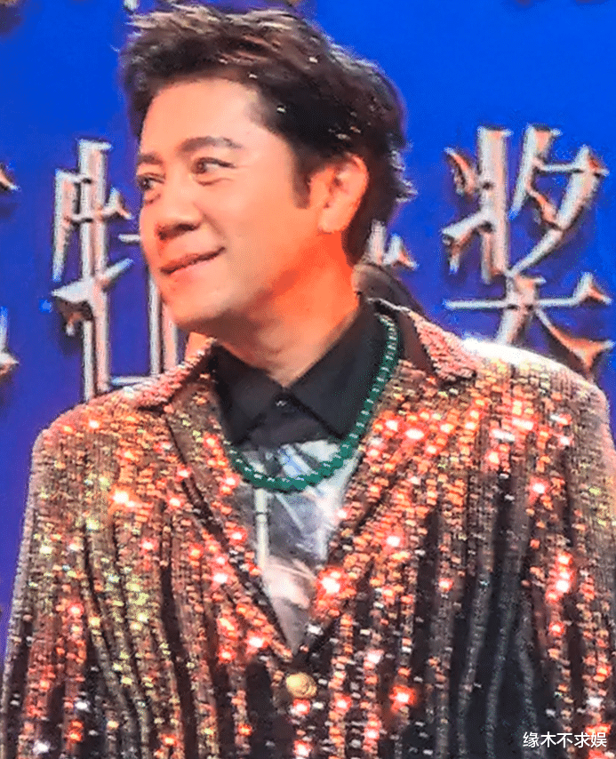 37岁李易峰参加联谊会，鼻孔变大撞脸蔡国庆，一人独坐无人问津！