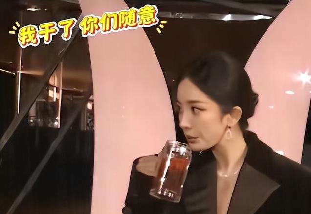 杨幂跨年盛典扭动遭批,网友:年岁不小就别硬扮年轻了!