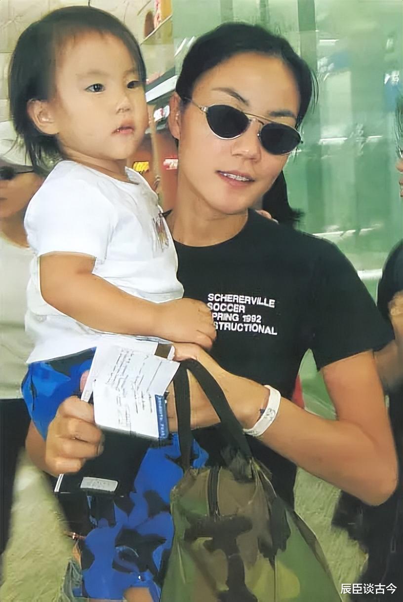 把两位前婆婆当成亲妈,帮助情敌女儿出道,王菲的格局不一般