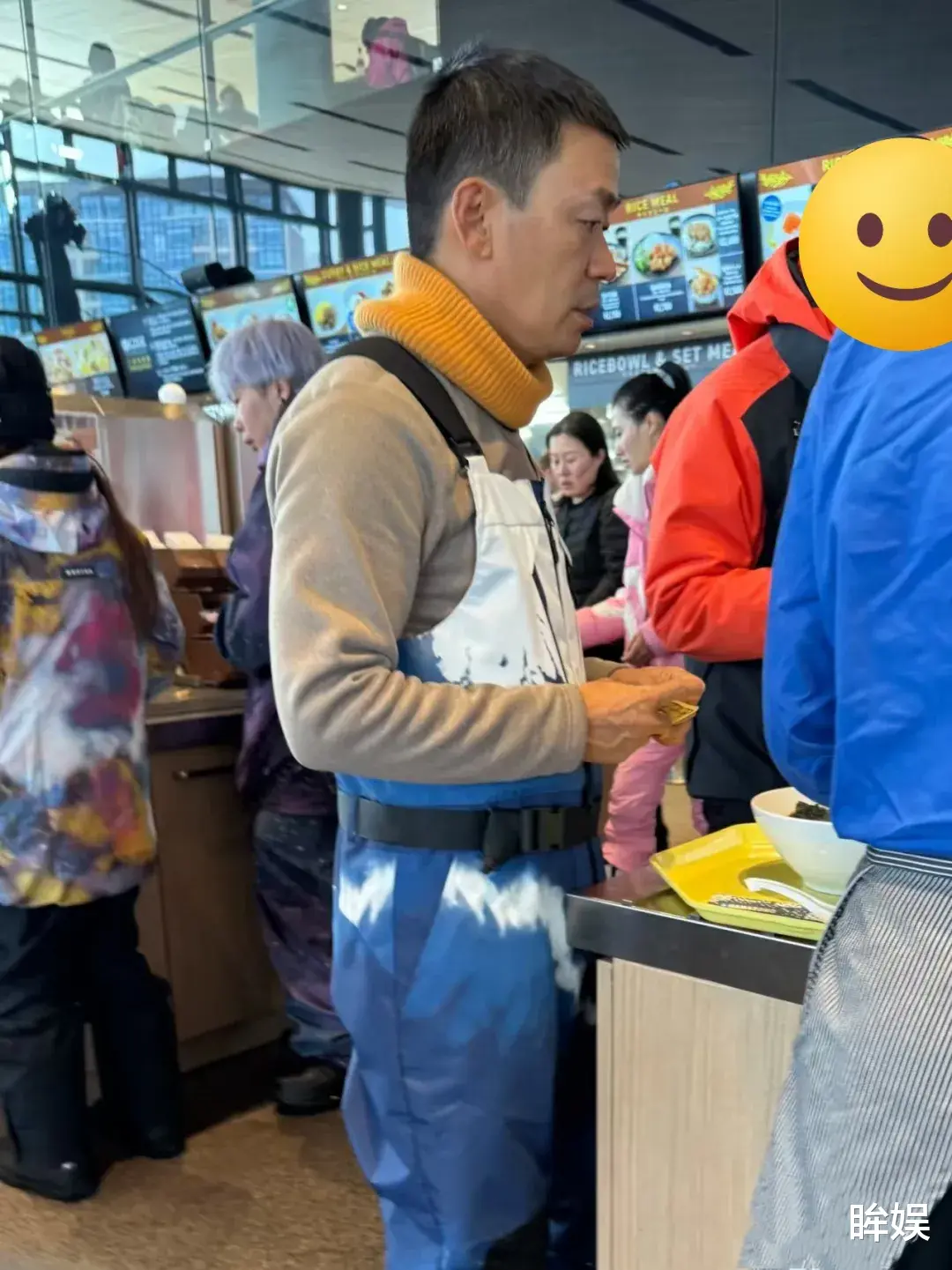 王宝强带儿子日本滑雪,14岁王子豪身高猛长比爸爸壮