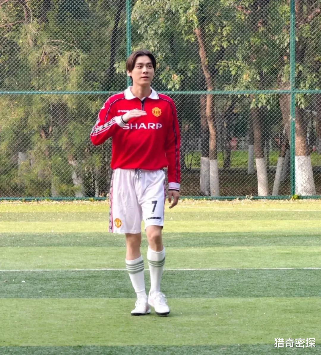 李易峰近照曝光,和友人踢足球,留中分发型露出大脑门,变丑了