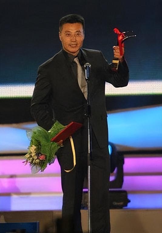 他9块钱娶老婆,住9平米的地下室7年,成名后坚决不换糟糠妻