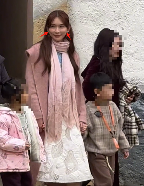 被现身周杰伦演唱会的林志玲惊艳到了，“筷子腿”又长又细，但这生图差距也太大了