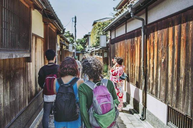 中国夜市在外网“杀疯了” 外国网友惊呼:这东西也能吃?