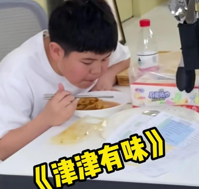 沙溢一家在泰国过年，49岁胡可长斑严重，两个胖儿子调皮又帅气！