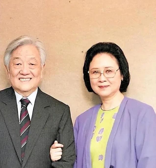 蒋仁才是此生最爱她之人！顶级“恋爱脑”琼瑶，遭遇大型杀猪盘