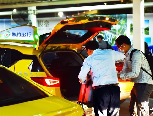 红衣少年质问李彦宏，获全网1000多万点赞，却被百度“关小黑屋”