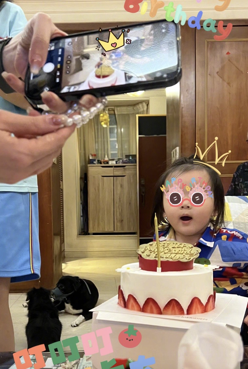 向佐为2岁儿子庆生,郭碧婷已带儿女回台湾,郭爸爸出镜老了好多