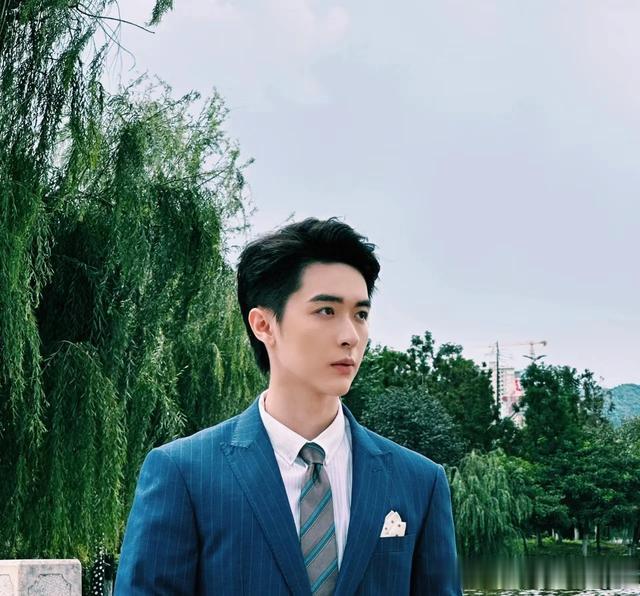 张逸杰新晋男演员,身上散发青春活力满满的气息,自带贵族气质。