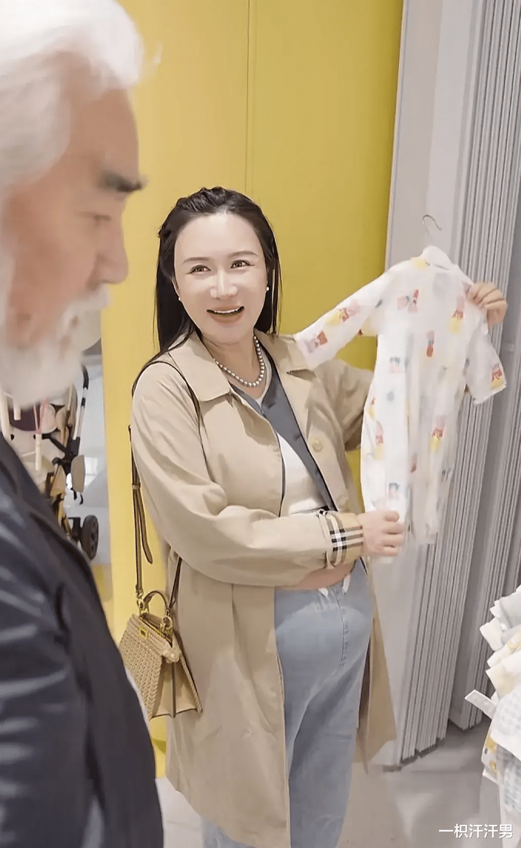 奇迹!73岁导演张纪中再生一女。老婆剖腹产生下6.96斤龙珠,幸福