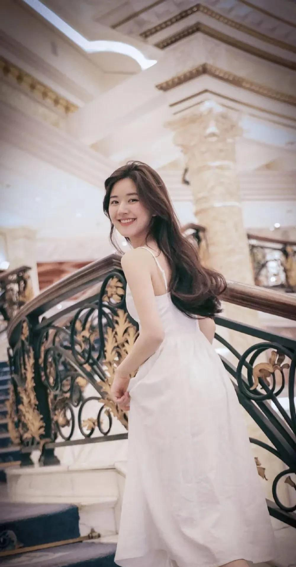 赵露思晕倒前向好友求救，含泪说“救救我”，被打细节流出