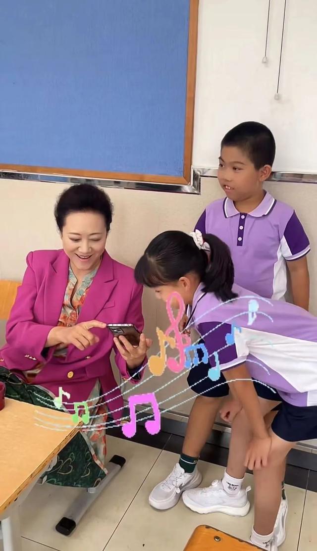 69岁王丽云晒旅游照,脸没修图像个农家奶奶,面相刻薄一脸苦味!