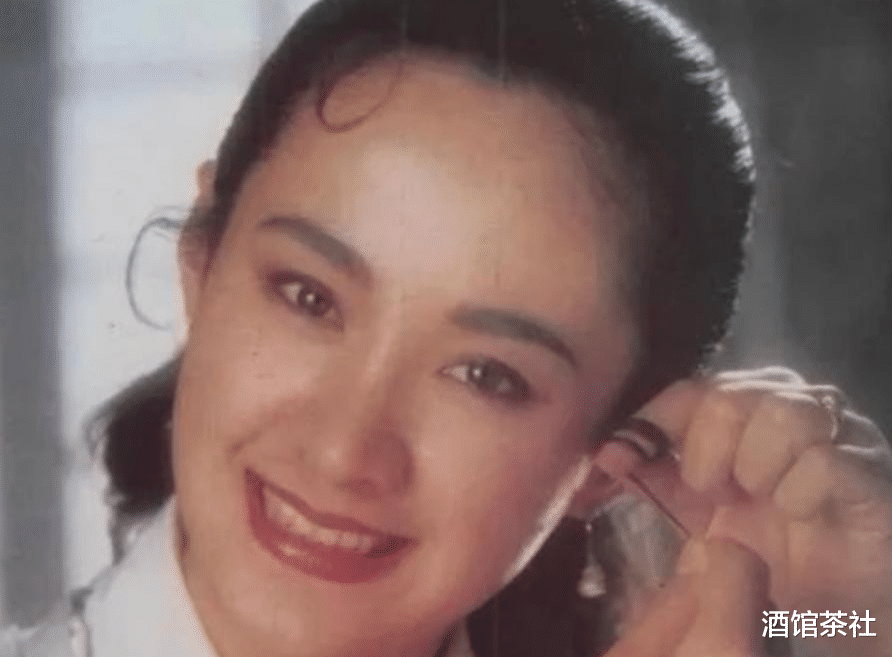 嫁大13岁名导被捧红：丈夫病逝后不愿再演戏 55岁至今未婚无子嗣！