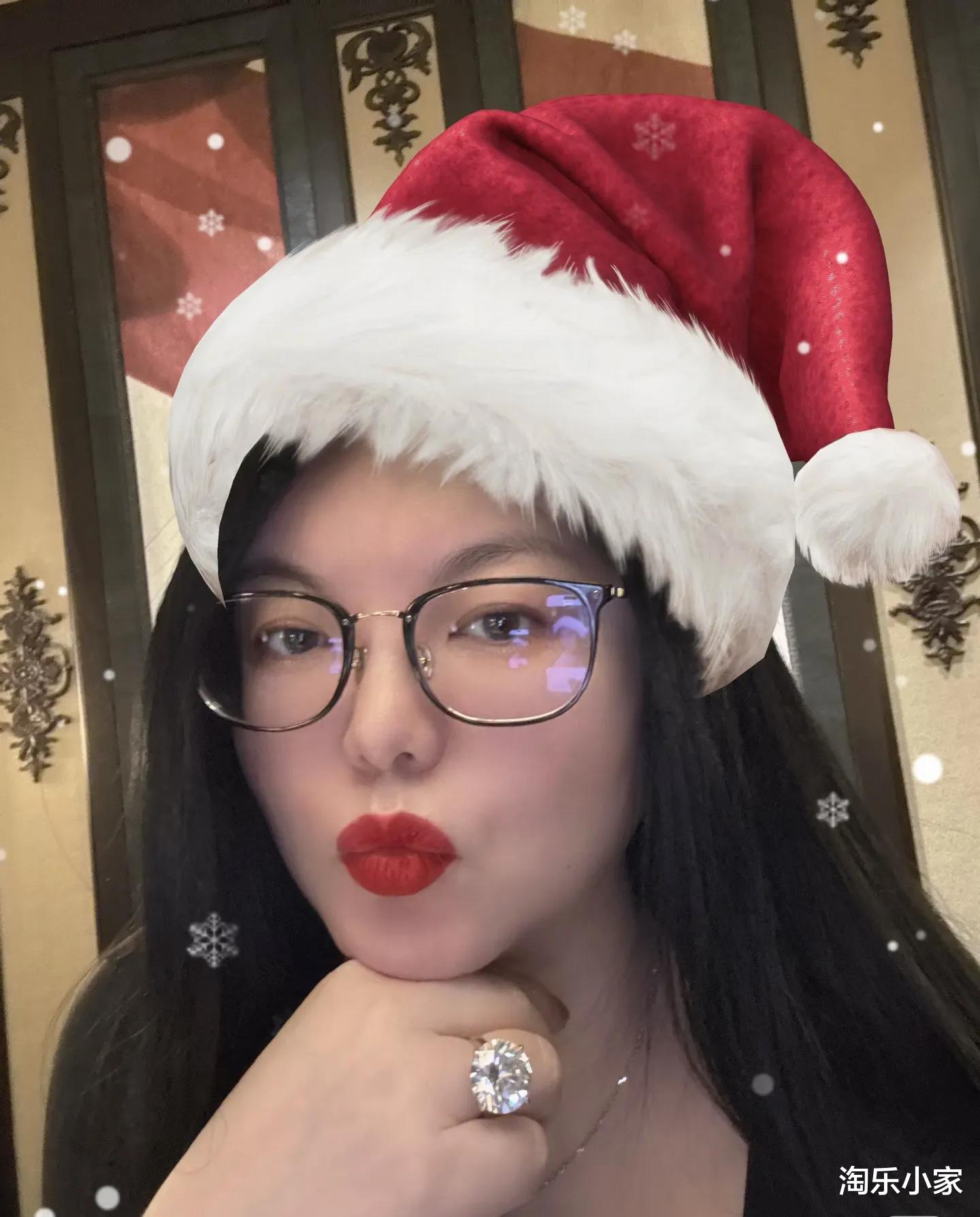 李湘家过圣诞！王诗龄被刘亦菲搂着合影，王岳伦陪同母女俩吃大餐