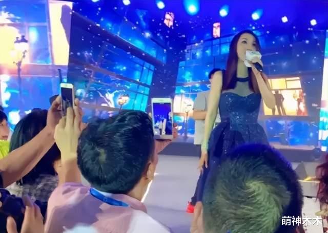 过气港星内地商演月赚百万，和丈夫结婚21年没领证，孩子都20岁了