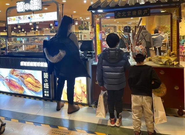 靳东老婆庆小儿子满7岁,弟弟近照曝光长大了,嘴巴像爸爸超帅气