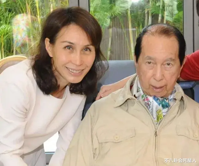 一张大合照看出赌王家族地位，何超琼四太都要让位，站C位的是她