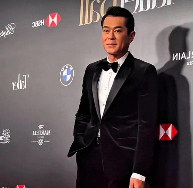 古天乐出席活动脸部僵硬 与甘比合影拒绝比心 甘比很尴尬 当场黑脸