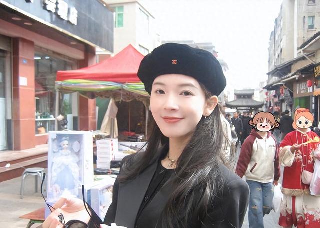 网友重庆偶遇陈瑶！墨镜也挡不住五官精致的脸庞。