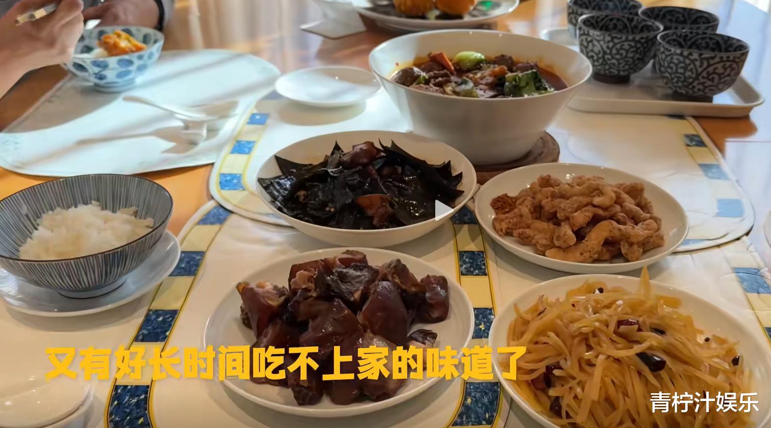 王中磊儿子晒北京别墅,一家4口吃剩菜显朴素,姐姐首度出镜坐C位