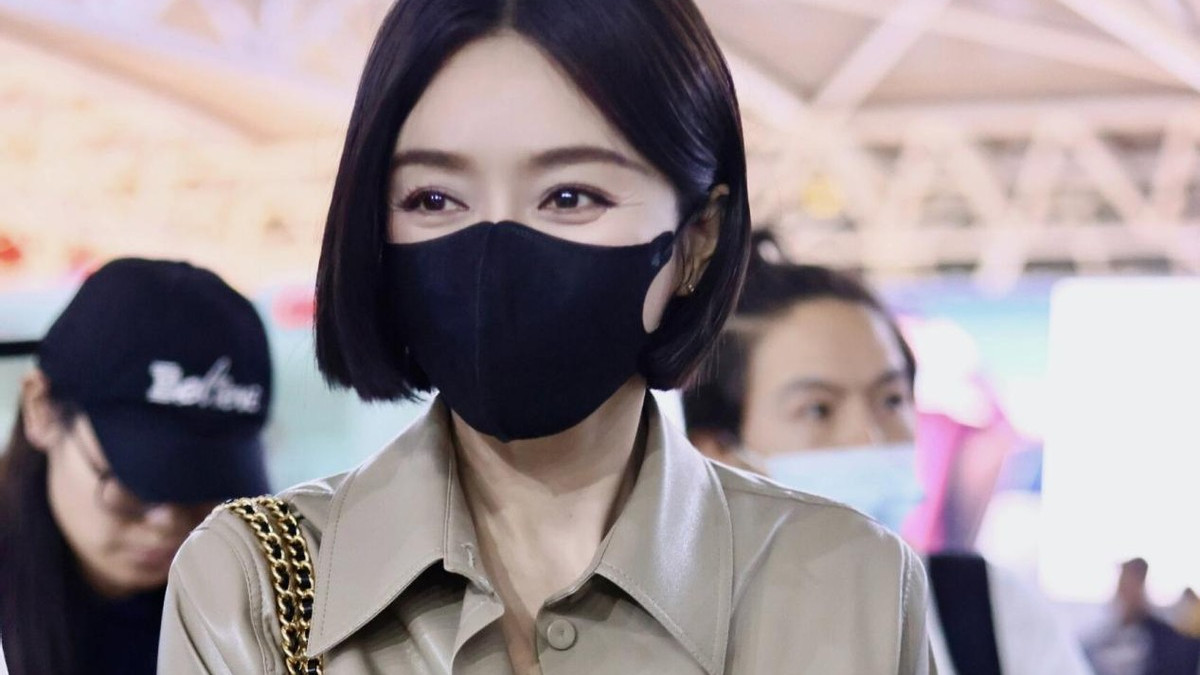 秦岚姐弟恋后剪了波波头，穿衬衫+牛仔裤走机场，44岁美出新高度