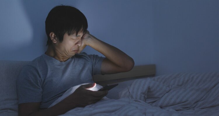 长期在睡前玩手机的人，会付出什么代价？这5个痛苦或会落你身上