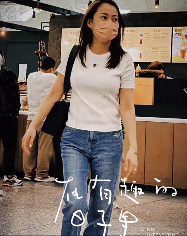 陈楚生全家福被朋友曝光,妻子刘云罕露正面,五官英气美得很高级