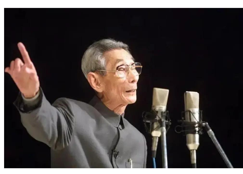 马三立在85年春晚上，为何拒绝跟主持人姜昆握手？多年后爆出真相