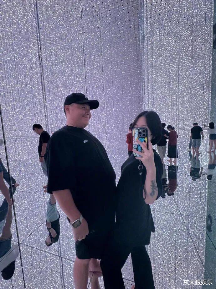 郝邵文捧老婆孕肚狂亲，曾为了继女不想要小孩，如今带货风生水起