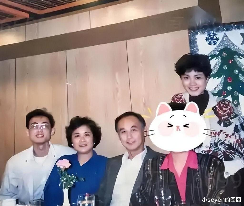 王菲初中泳衣照首曝光,邻居曝她从小反抗妈妈,做作业时偷偷唱歌