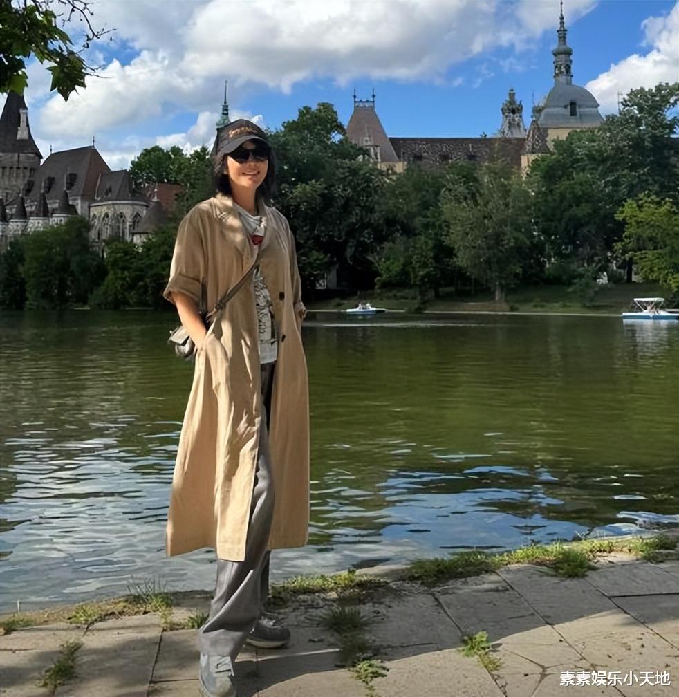 刘嘉玲和弟媳妇一起喝香槟，和梁朝伟在彩虹椅上依偎合影