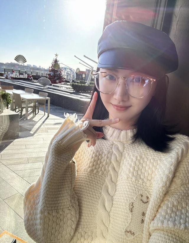 景甜酒店度假亲自泡茶喝,大病初愈气色好,手又细又嫩!白得发光