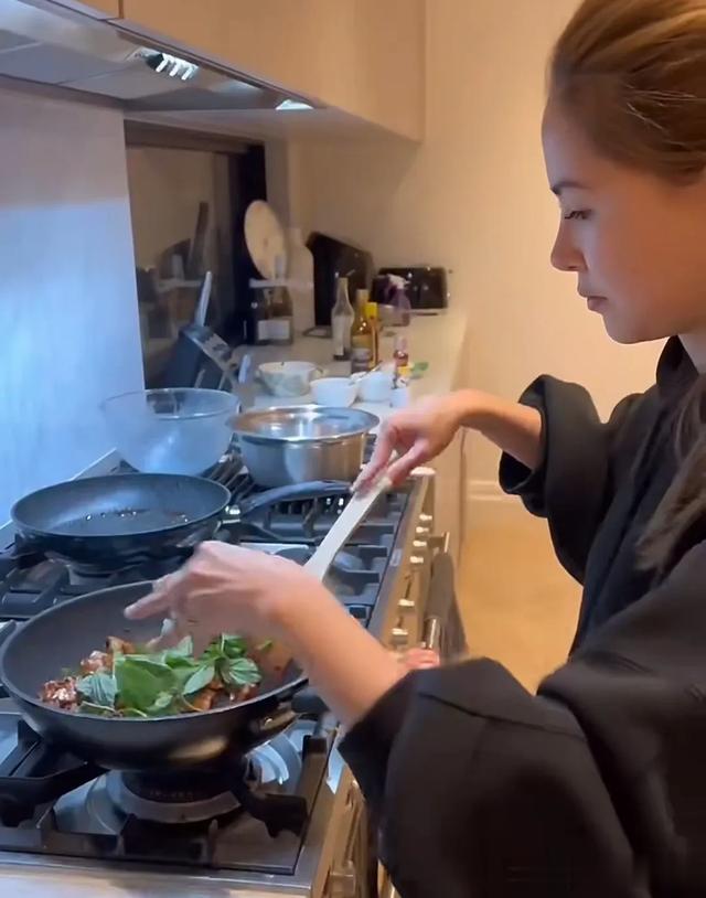 昆凌夫妇穿情侣装买菜,周杰伦下厨做麻辣炖饭,二人共用灶台好甜