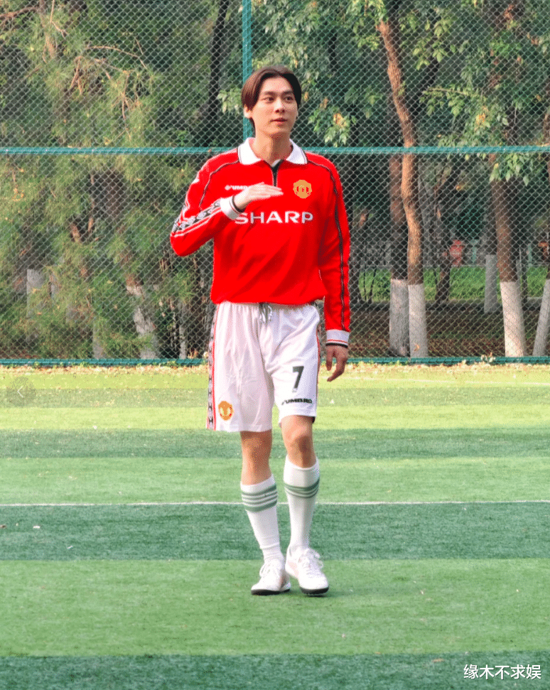 37岁李易峰参加联谊会，鼻孔变大撞脸蔡国庆，一人独坐无人问津！