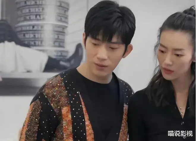 时尚CP出动!井柏然刘雯国贸亲昵逛街,大表姐走路都靠着小井