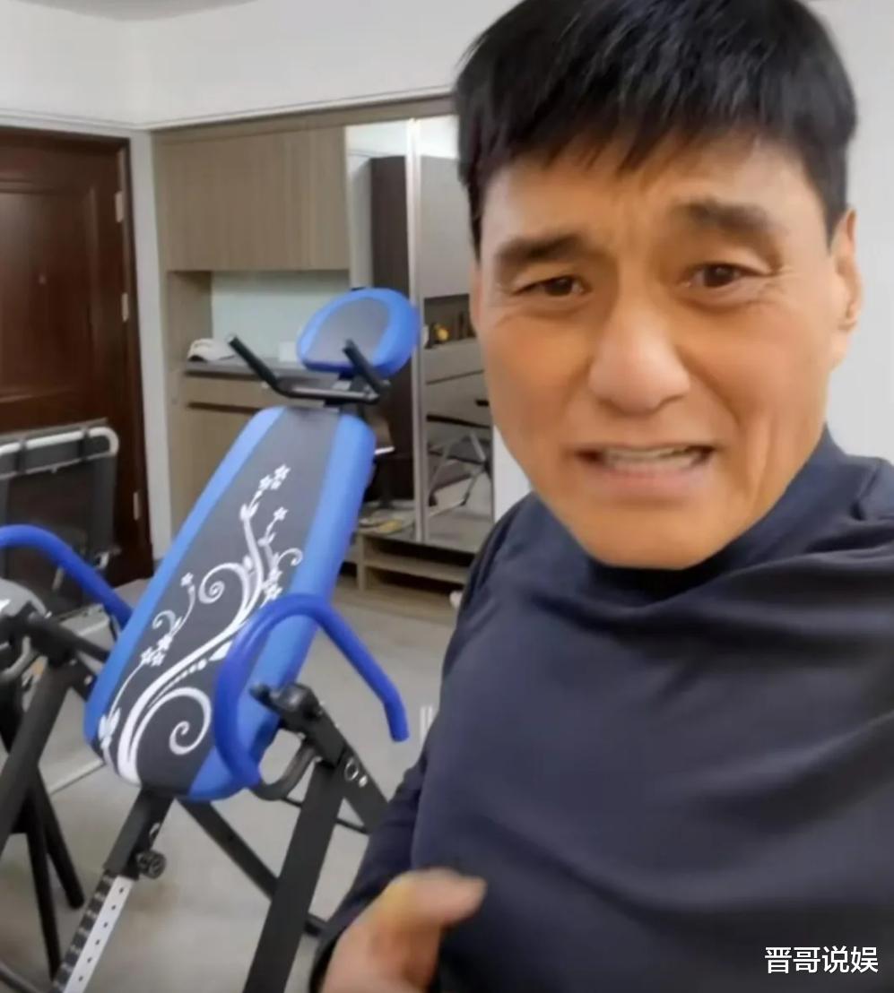 66岁港星内地走穴，为餐厅开业站台助威，不顾形象大口吃烧猪