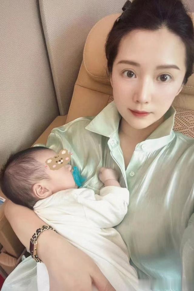 海藻李念带娃打网球,15个月三胎儿子颜值好高,又白又胖太喜人