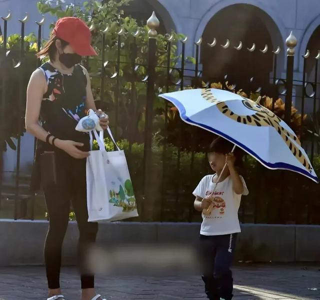 心疼林依晨，与老公长期分居两地，独自接娃照顾三岁女儿很辛苦！