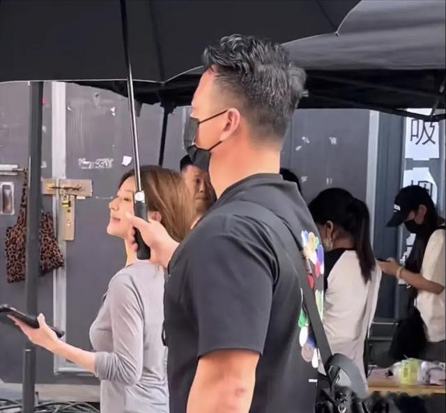 赵露思路透出镜颜值很一般,离开美图路人甲一枚,穿凉拖好邋遢!