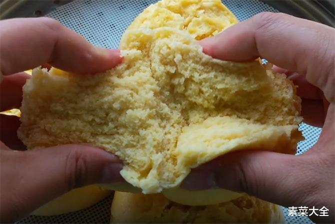 把玉米面用开水一烫，加点面粉，搅一搅，拧一拧，个个松软开花