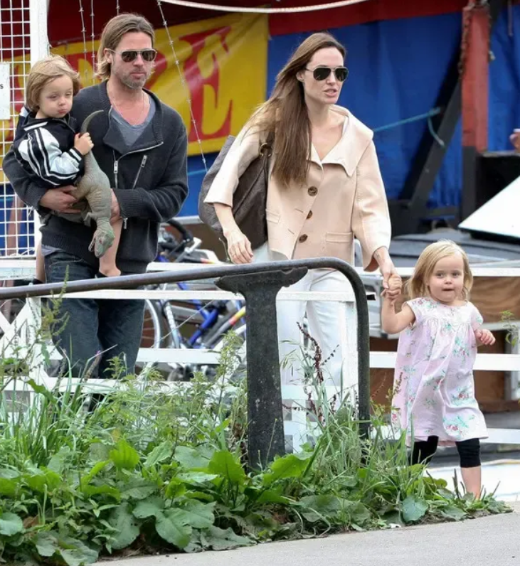 朱莉龙凤胎子女一起购物！皮特儿子眼神像爸爸，女儿也遗传父亲了