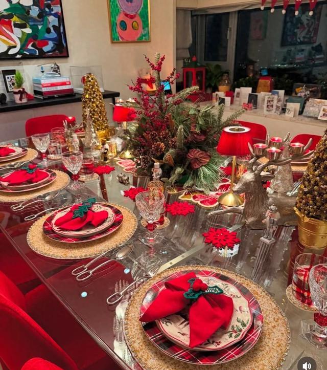 68岁谢玲玲晒和儿女合照,个个高颜值能力出色!圣诞节布置超讲究