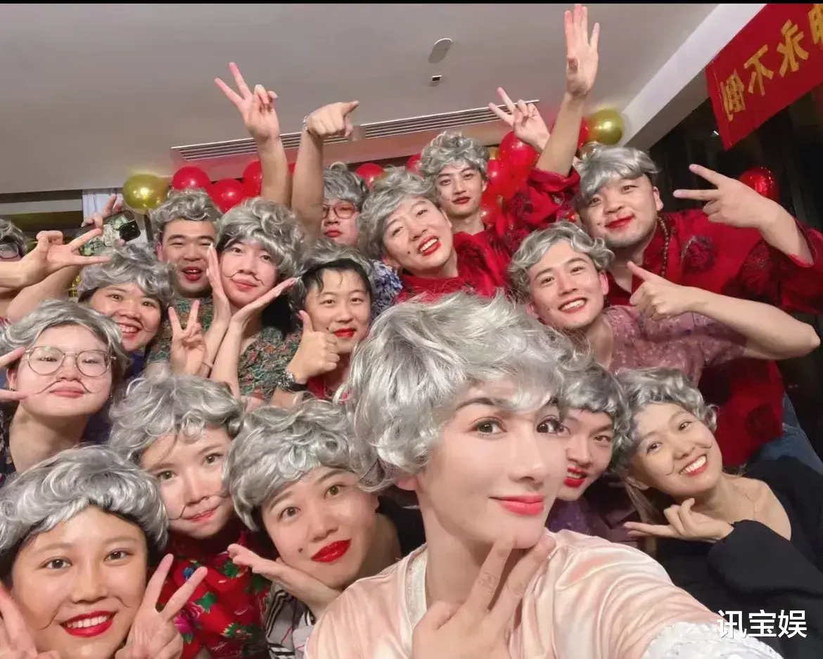 黄奕提前过66岁生日,秀胸肌秒变时髦奶奶,李玉湖就算老了也迷人